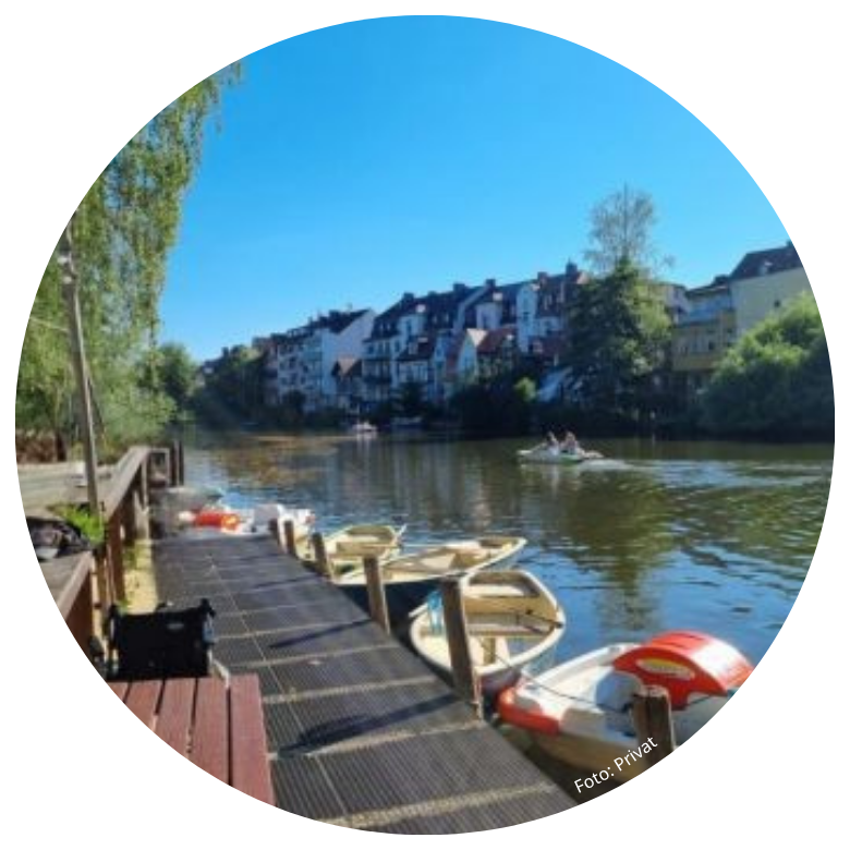 Auf der Lahn schwimmende Tretboote am Ufercafé in Marburg