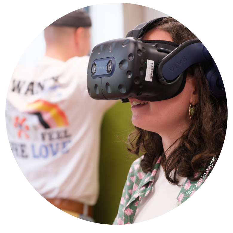 Studierende mit VR-Brille