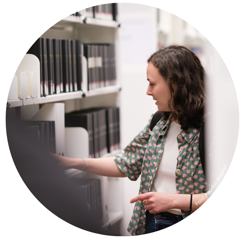 Frau vor einem Bücherregal