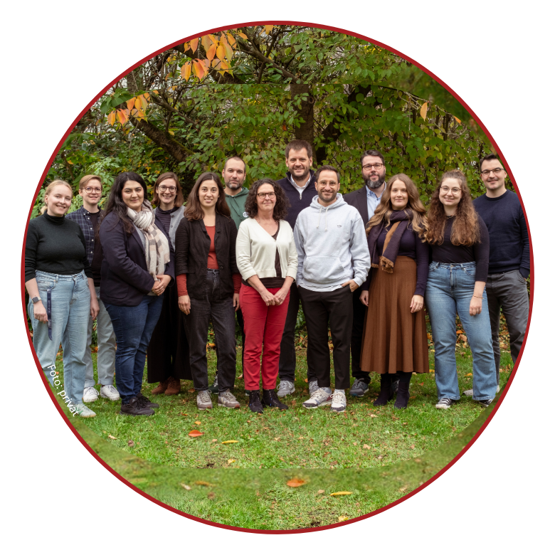 Team vom ZfL auf einer Wiese